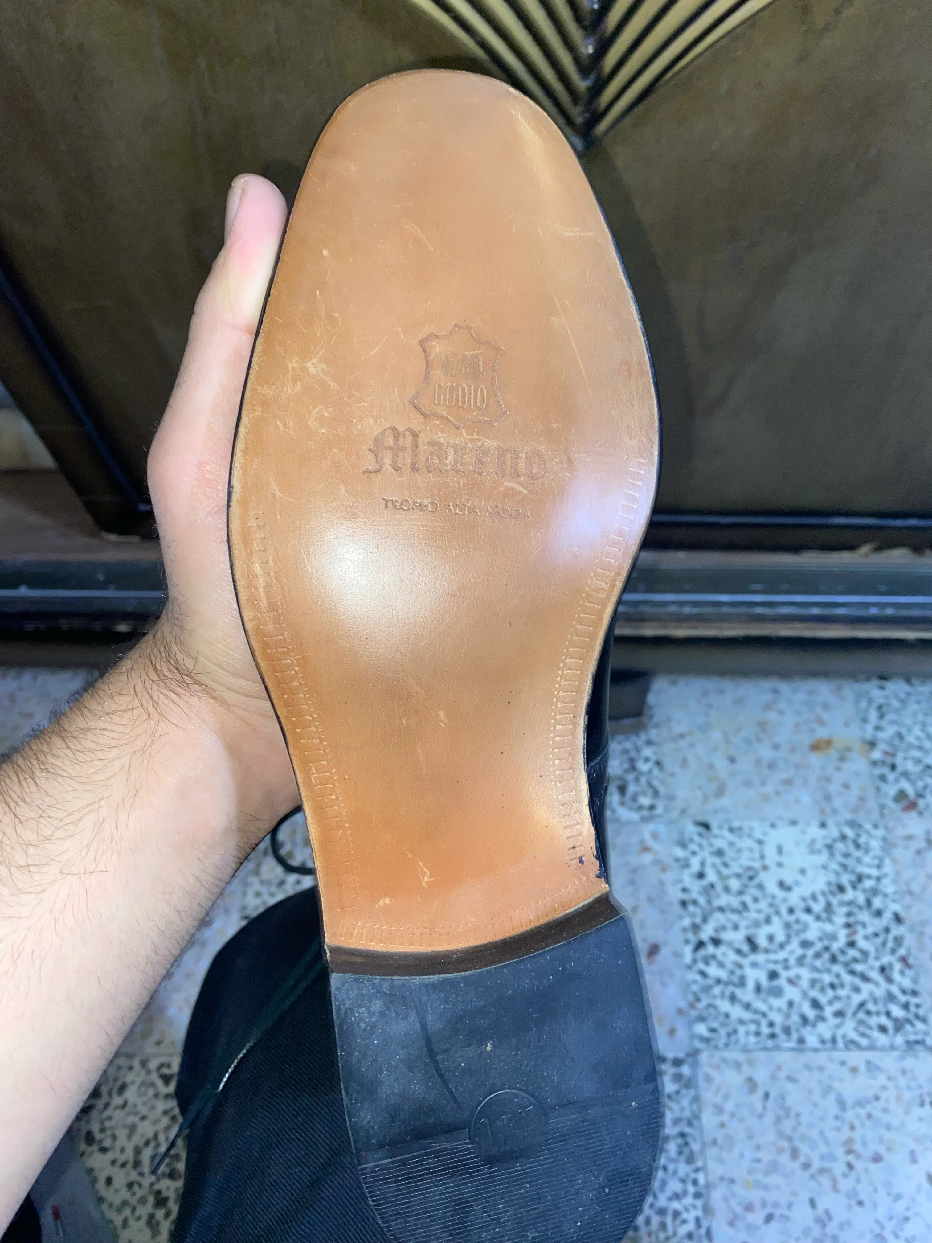 للبيع حذاء